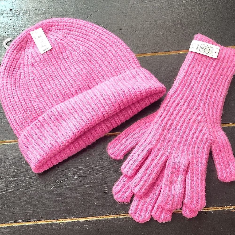 GAP- WOMEN'S PINK KNIT 🧶 🧶 🧶 🧶 🧶 HAT AND GLOVES 🧤 🧤 🧤 🧤 SET